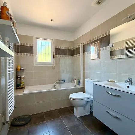 1 Independante Avec Salle De Bains Privative Et Acces Piscine Guest house